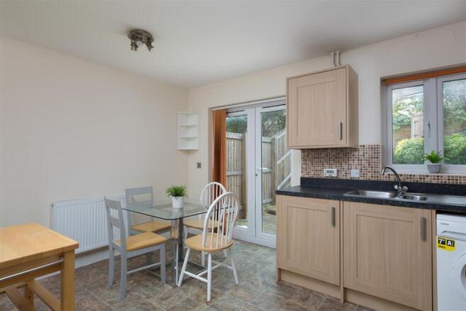 7 Middlewood Close-6.jpg