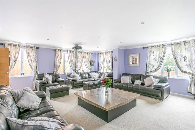 LOUNGE/CINEMA ROOM ALT