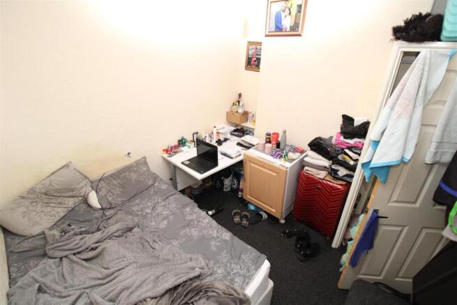 Cosy double bedroom with integrated study desk...