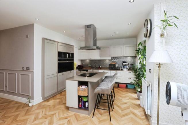5 bed Detached for sale Image 7