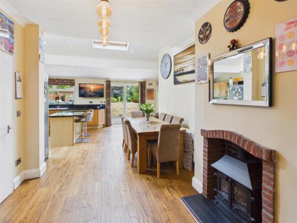 4 bed Detached for sale Image 8
