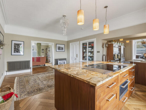 6 bed Semi-Detached for sale Image 7