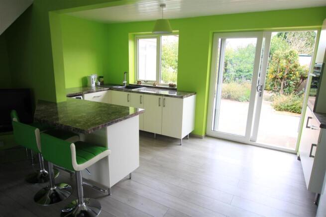 Kitchen (1).JPG
