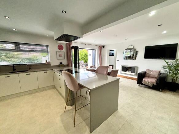 4 bed Detached for sale Image 6