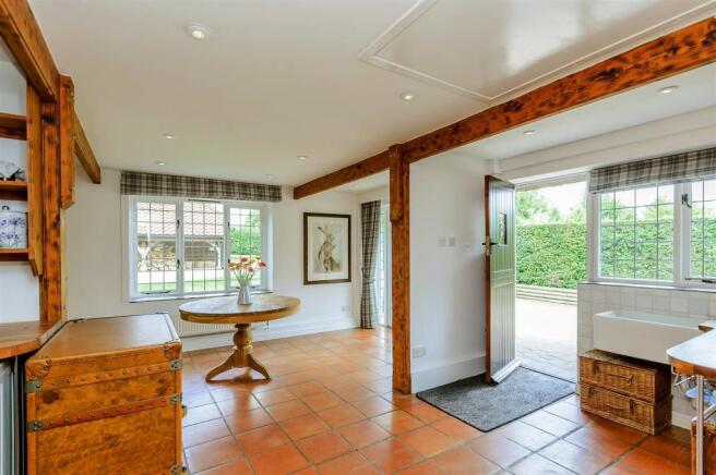8300951-interior07v2.jpg