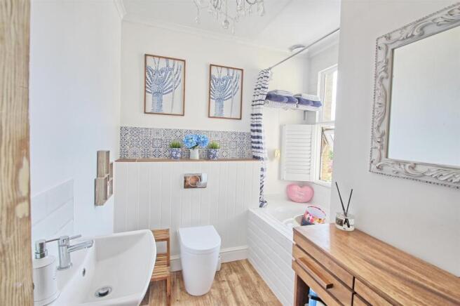 FAMILY BATHROOM