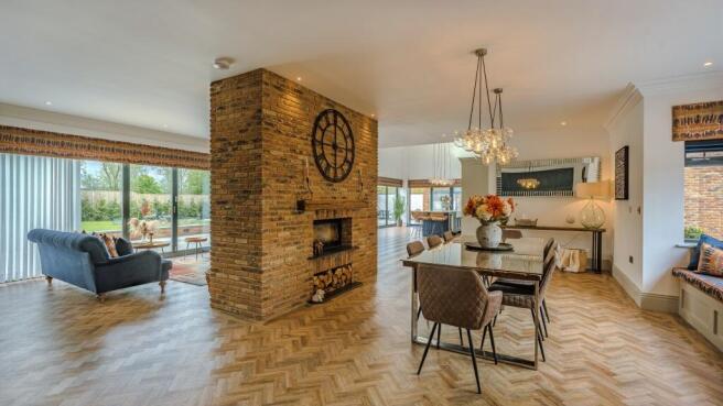 6 bed Detached for sale Image 4