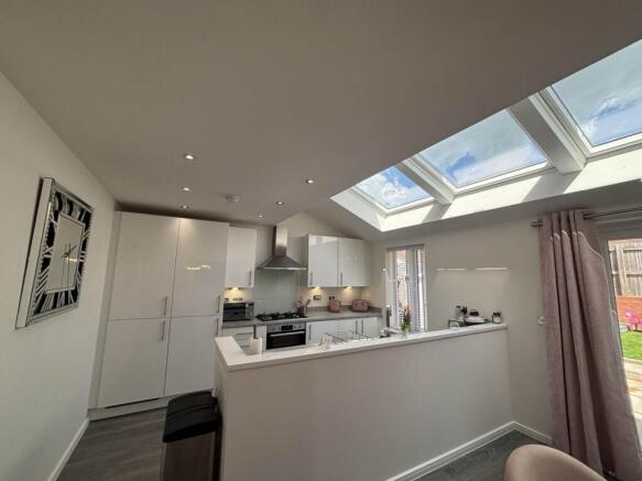 3 bed Semi-Detached for sale Image 9