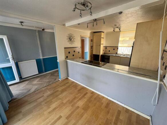 SITTING / DINING ROOM