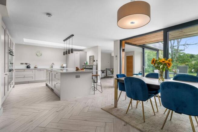 4 bed Detached for sale Image 4