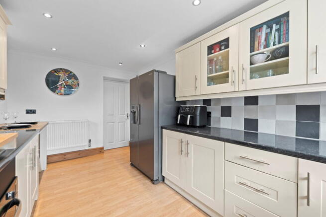 4 bed Semi-Detached for sale Image 5