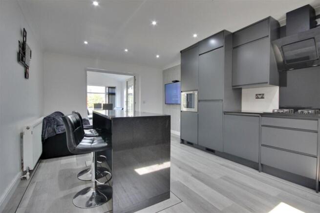 4 bed Detached for sale Image 12