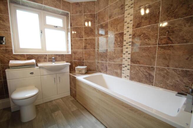 2 bed Terraced to rent Image 6