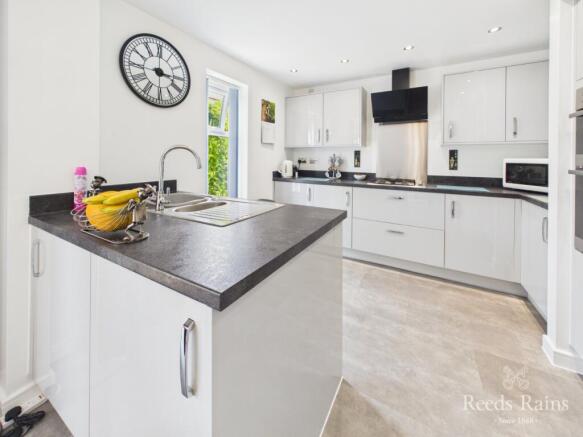 4 bed Detached for sale Image 8