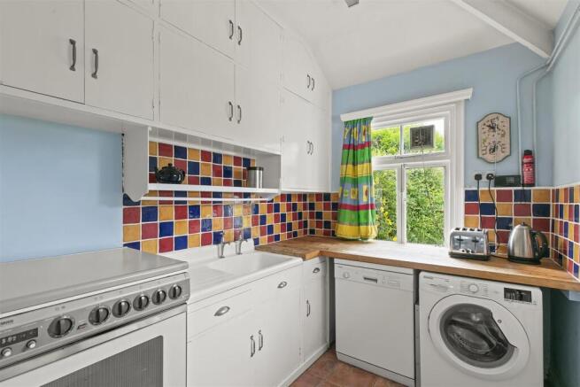 6 bed Semi-Detached for sale Image 9