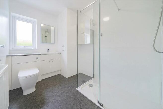 FAMILY SHOWER ROOM