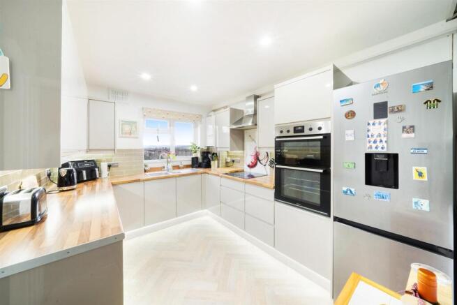 Kitchen 2.jpg