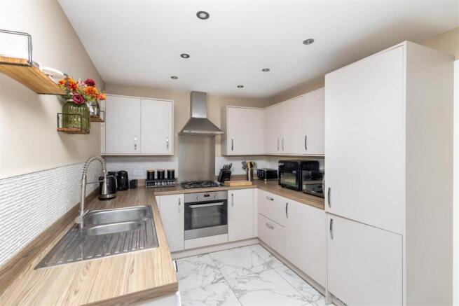 4 bed Detached to rent Image 4