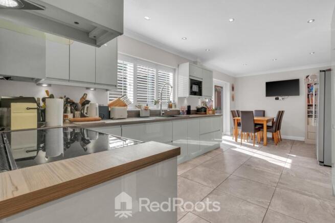 4 bed Detached for sale Image 10