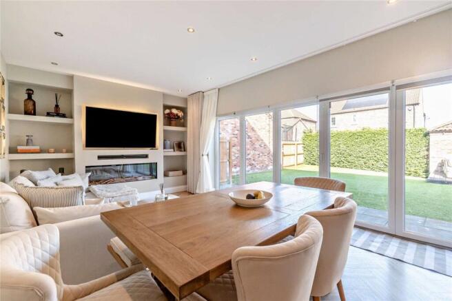 6 bed Detached for sale Image 8