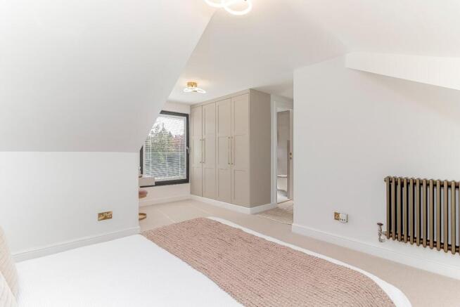 4 bed House for sale Image 9