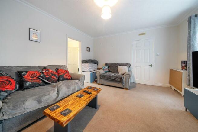 10 Hortonsfield Road, Yardley Gobion, NN12 (4).JPG