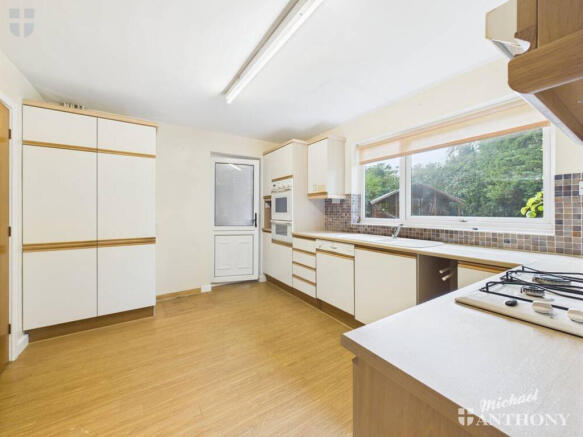 CAM03852G0-PR0385-STILL017-thumbnail-h750-70