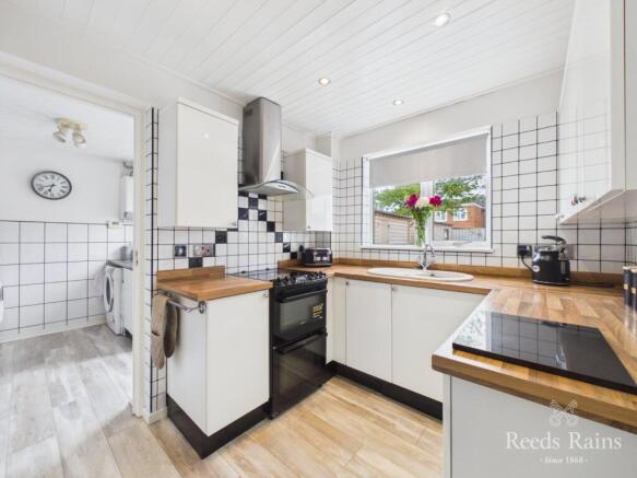 4 bed Detached for sale Image 9