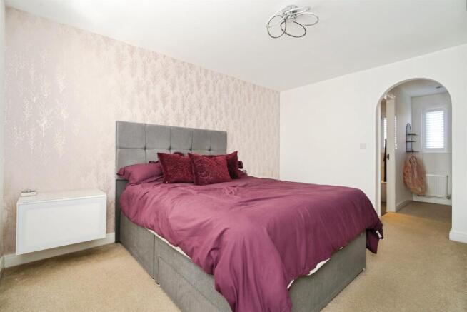 5 bed Detached for sale Image 9