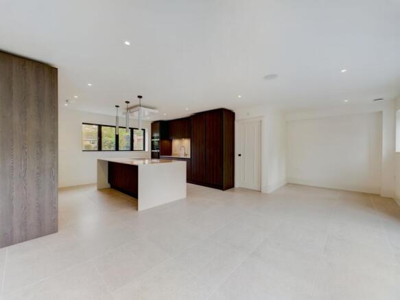 CAM02119G0-PR0011-STILL023