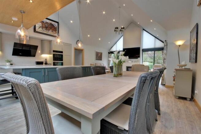 5 bed Detached for sale Image 10