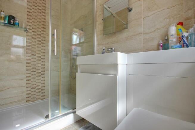 EN-SUITE SHOWER ROOM