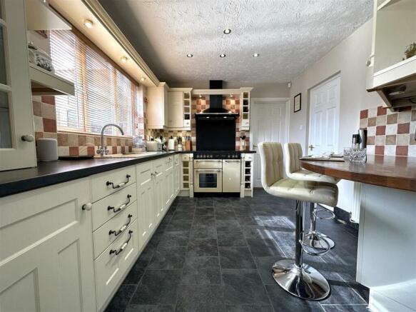 Contemporary Breakfast Kitchen 687