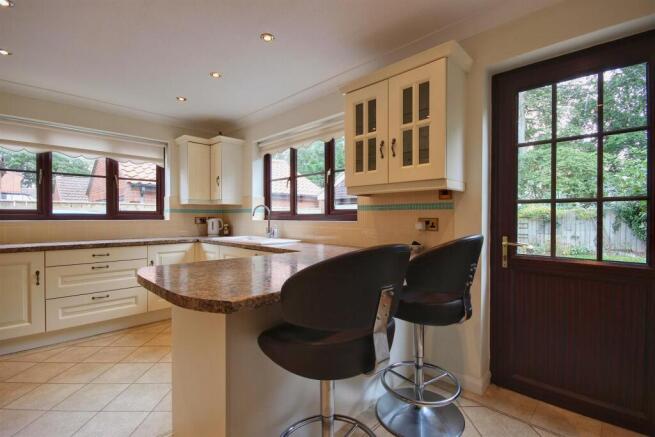 4 bed Detached for sale Image 5