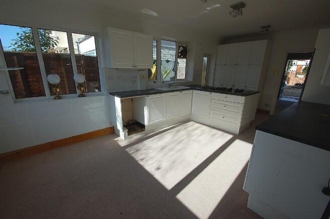 KITCHEN/DINING ROOM