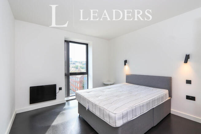 3 bed Flat to rent Image 8