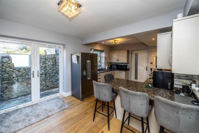 4 bed Semi-Detached for sale Image 6
