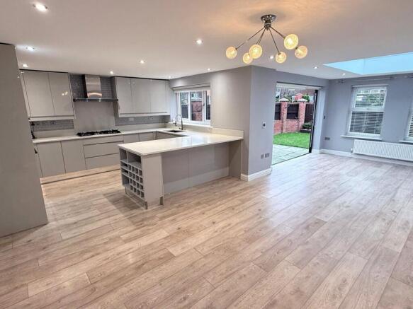 4 bed Detached to rent Image 8