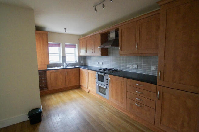 6, Wimberry Close, Greenfield, OL3 7FL photo 4