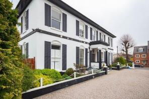 Flat 3, 168 Glenure Court, Cirencester Road, Charlton Kings, Cheltenham GL53 8DY
