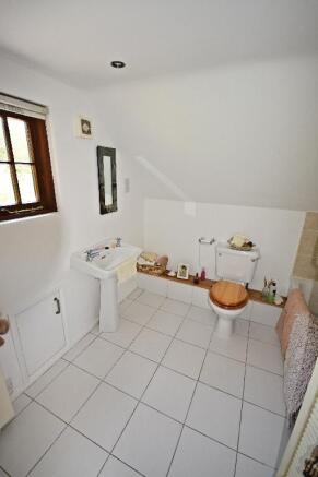 EN-SUITE BATHROOM