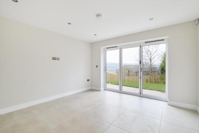 5 bed Detached for sale Image 5