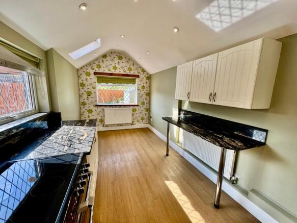 Kitchen & Breakfast area