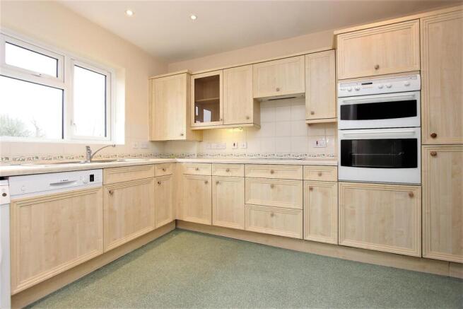 Petersmead Close, Tadworth photo 4