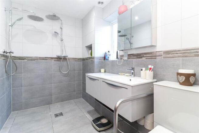REGENT - CHESTNUT HOUSE  (2) - ensuite.jpg