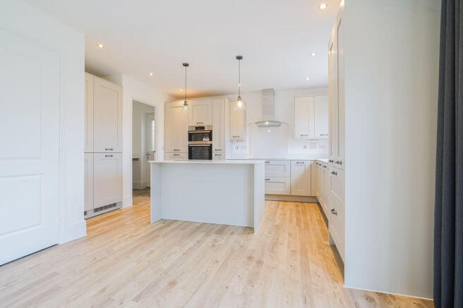 4 bed Detached for sale Image 7