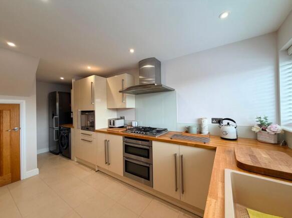 4 bed Semi-Detached for sale Image 4