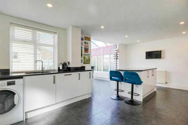 3 bed Semi-Detached for sale Image 6