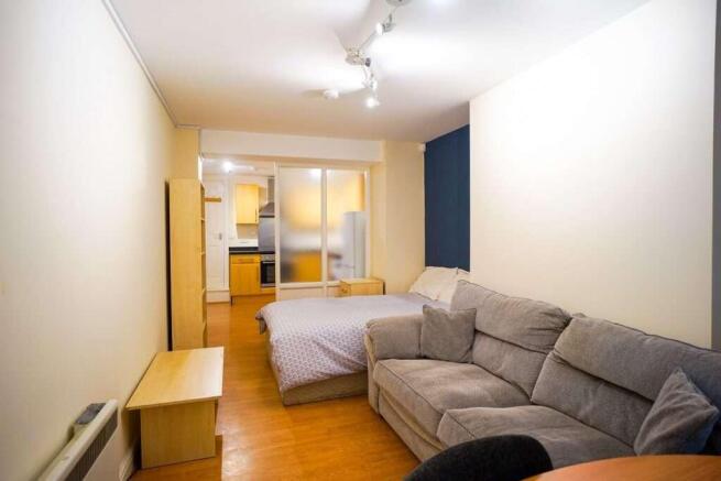 Studio to rent Image 6