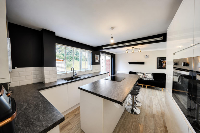 3 bed Semi-Detached for sale Image 4